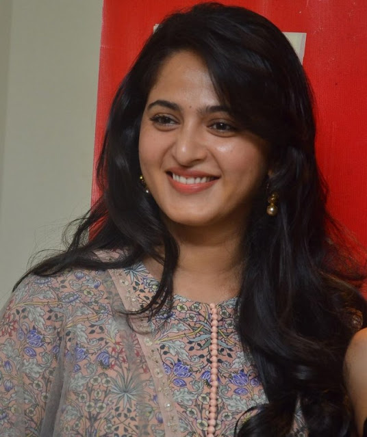 Glamorous Actress Anushka Shetty New Smiling Face Photos 8